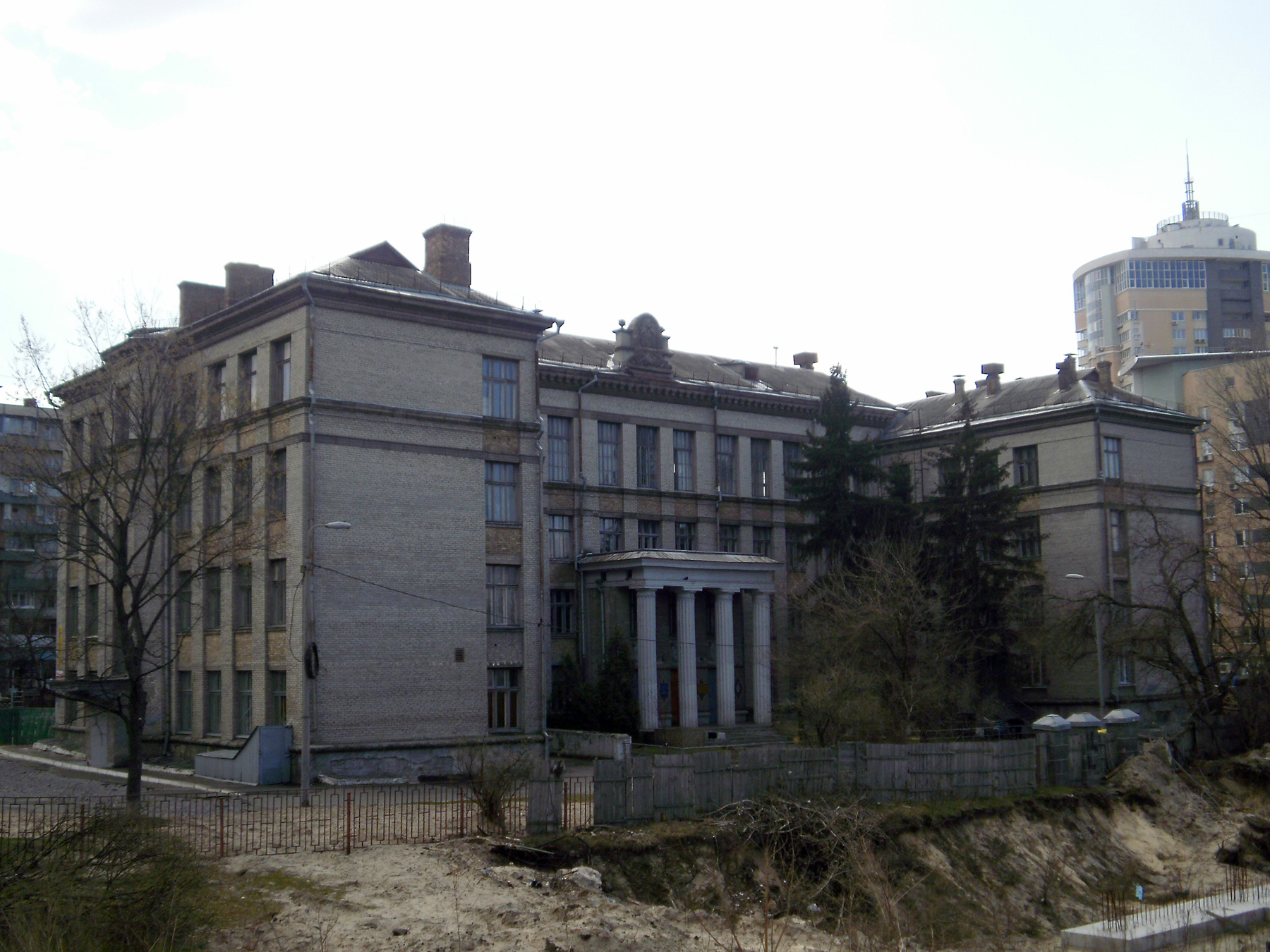 Будівля школи № 128 у Києві до реконструкції, 2011 рік